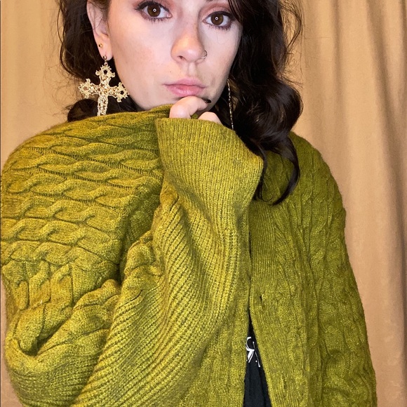 Green vintage sweater. - Picture 2 of 3